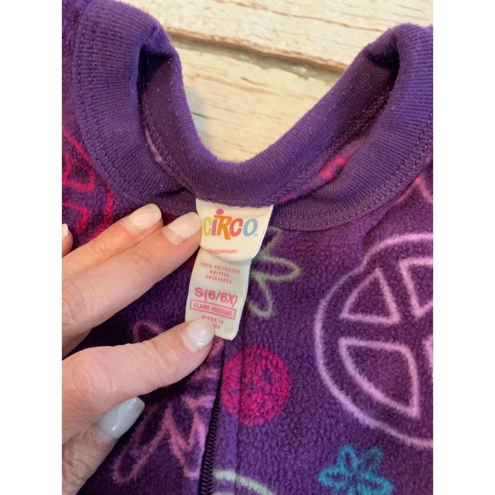 Circo Girls Purple Fleece Footed Pajamas Peace‎ Sign Floral Sleeper Size S 6 6X